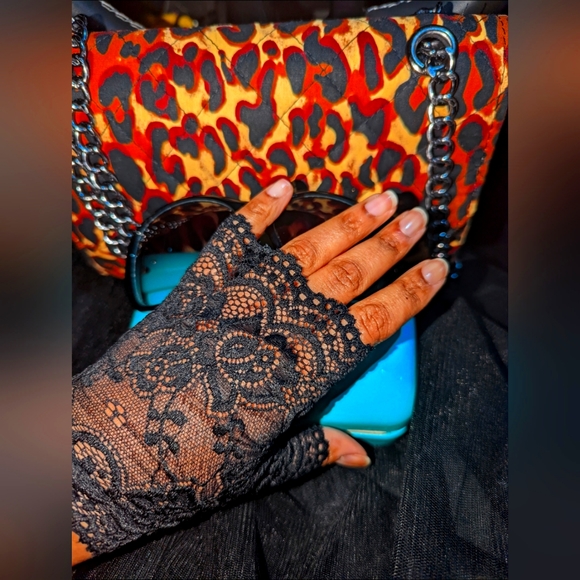 Lace gloves (2) + bracelet set - Picture 1 of 4